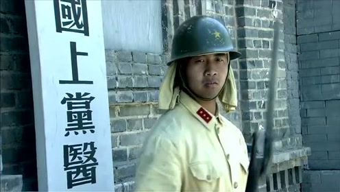 飞虎队大营救:日本人往树桩里藏了张纸条,不料却被小伙看见了!