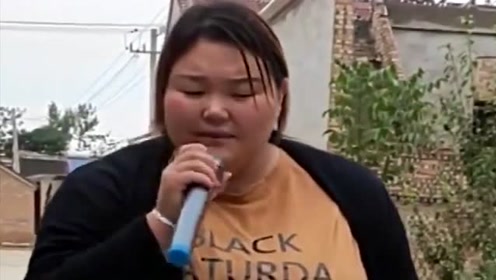 朱之文女儿太强了,村口翻唱一首经典老歌,实力不输她爹
