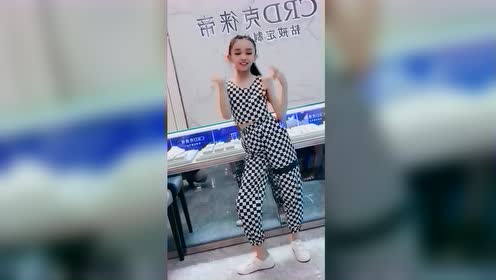 宋小睿这是要做网红吗?明明可以好好走秀,偏偏到处唱歌跳舞