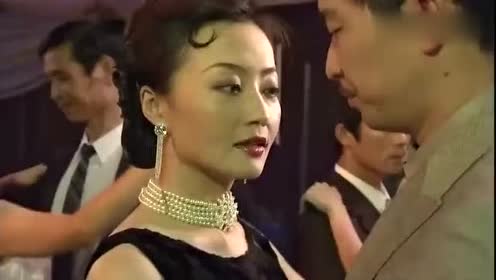 五号特工组:酒井美惠子身穿一件黑色裙子,真漂亮!
