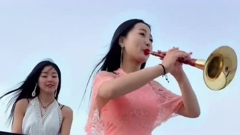 民间高手合奏《小当兵》,网友:吹唢呐的美女肺活量真高