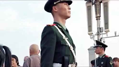 兵哥哥颜值帅气,被游客拍照合影很无奈,只好转身背对!