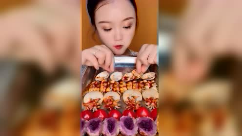 美女小姐姐吃美食拼盘,紫色的东西看着真好吃,这人不用咽的吗