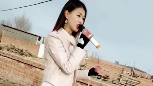 姑娘唱了一首《玛尼情歌》人美歌甜,听醉了