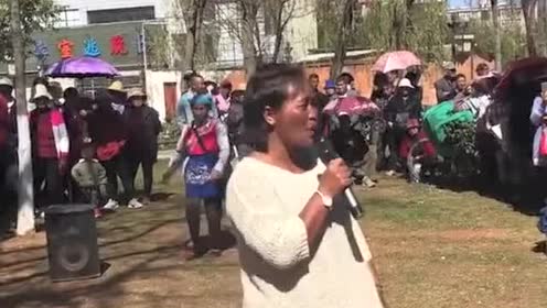 云南黑妹街头唱歌,引起路人围观,歌声堪比中国好声音