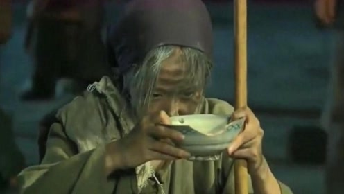 观音菩萨扮成乞丐,扬言半碗米就够千万人活命,不料没等众人开始笑就