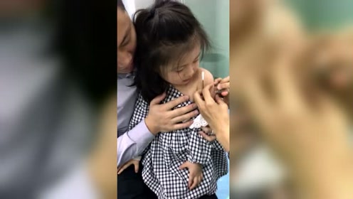 这才是小女孩打针该有的样子嘛!