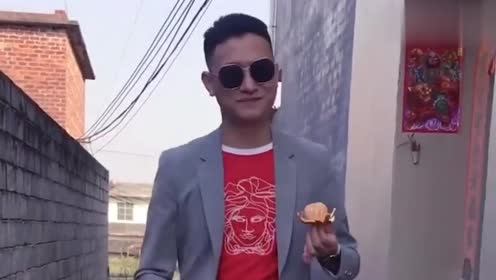 许华升脸皮真厚,广西老表误把桔子皮吃了!