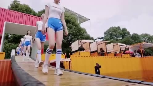 摇啊笑啊桥:绵羊小姐姐不想被虾帮忙喷水,这么温柔是在放水吗