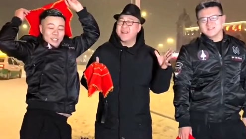 大石桥联盟好欢乐,开心版《火红的萨日朗》,四人转扭起来!