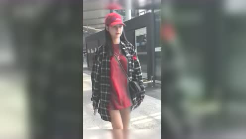 电视上经常见沈梦辰,第一次见到真人,这腿是穿了丝袜吗,真白!