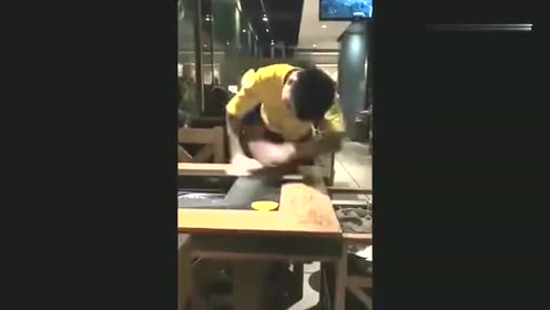 饭店遇到的这样的服务员, 这小子是不是有毛病!