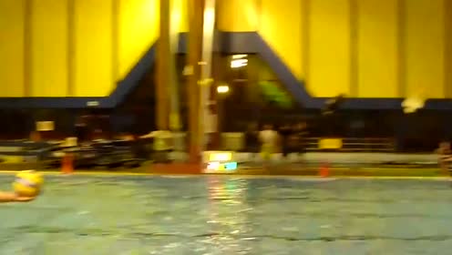 我用最快的速度抢到球, 对手用最快的速度击倒我