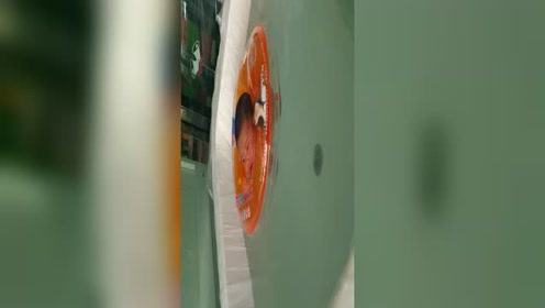 家有萌娃系列：萌宝游啊游，小腿动不停，很是可爱!