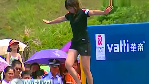 漂亮女生来闯关,在绣球关卡处遗憾落水,现场亮点满满啊!