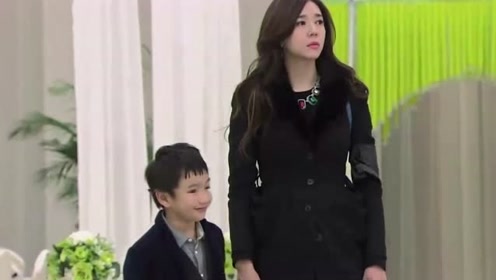 前妻将戒指放在自己的口袋里，这是又有什么打算