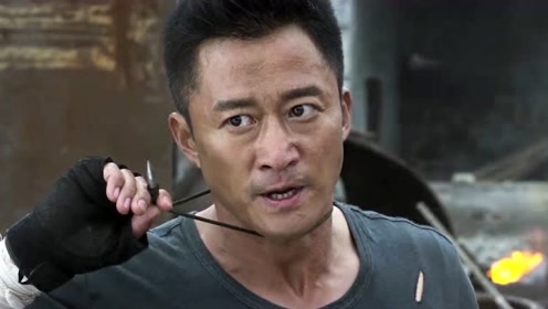 战狼2：冷锋和老爹决斗的时候，为什么选择徒手？原因男人都懂