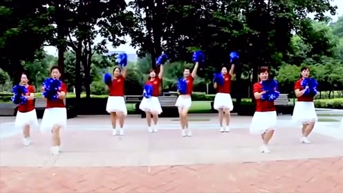大妈们穿白裙子跳广场舞,人老心不老,真棒!