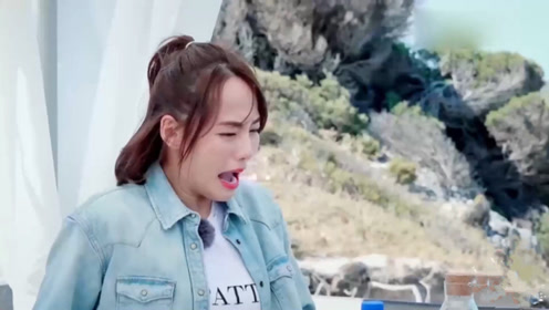 张嘉倪被蛇吓到面容失色，袁咏仪一旁疯狂自嗨，俩人瞬间成反比！