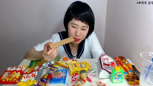 弗朗西斯卡吃零食,卡妹吃零食的样子贼可爱!