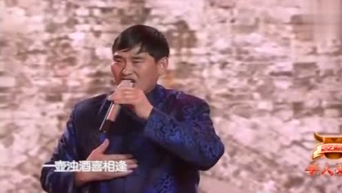 大衣哥朱之文演唱《滚滚长江东逝水》,唱的越来越好,堪比原唱
