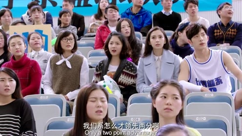 肖奈走到观众席找微微，微微的闺蜜还是很自觉的自动让位