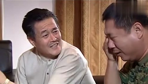 王大拿爷俩看电视,王木生使劲哭,王大拿使劲笑!