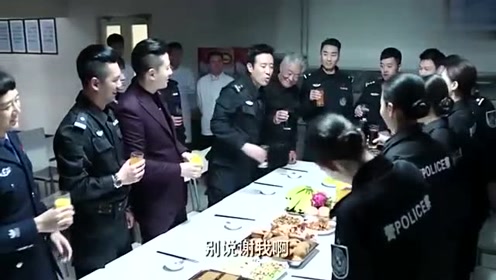 美女警花们感谢队长，结果队长一句话，美女警花们顿时呆住了！