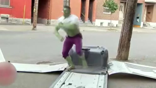 国外爆笑街头恶搞:小伙被人欺负,生气之下变成肌肉男,路人蒙了