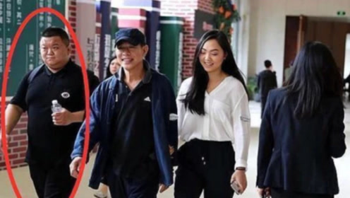 李连杰带女儿找马云吃饭,一旁"黑衣胖子"是谁,看完不敢相信!