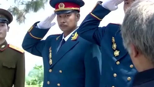 老头找军区首长被拒,首长知晓后,全部将军立马追赶给老汉敬礼!