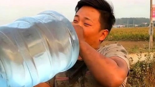 90后修车小伙外出修车,喝这么大一桶水,身上的衣服造的真埋汰