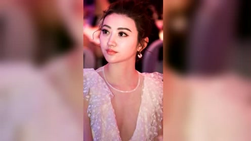 景甜穿着时尚秀"奶肌",皮肤白腻身材火辣