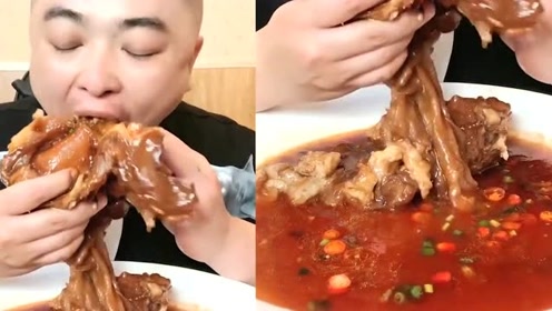 农村大哥直播吃猪筋肉,一口下去看着都过瘾,就是吃相太难看!