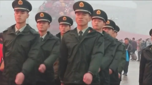 武警战士穿着雨衣,在天安门广场上巡逻,一丝都不懈怠!