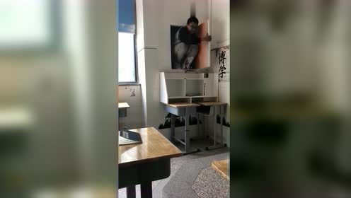这两个小哥哥厉害了,在教室自己做了个秘密基地,老师都发现不了