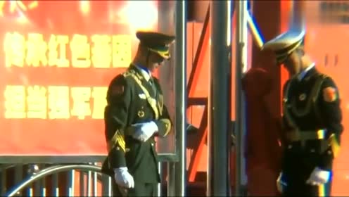 兵哥哥向李振海说了啥,转身走后立即练习扬旗动作,标准帅气!