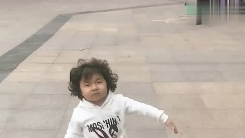 萌娃李欣蕊太可爱了,这步伐简直绝了,网友:风一样的女子!