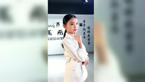 童模宋小睿摆pose!家里有钱气质就是不一样!太漂亮了
