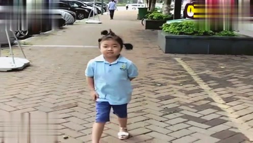 萌娃李欣蕊太可爱了,这步伐也是没谁了,浑身是戏