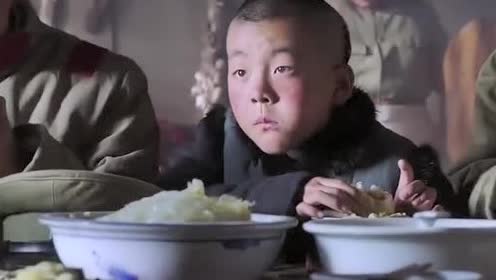 少帅:小六子跟老帅士兵们打成一片,同吃同聊,枪都敢伸手乱摸