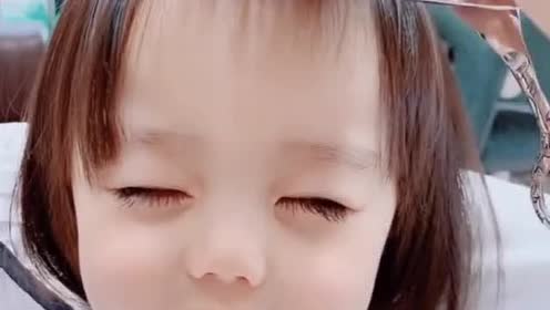 正在剪头发的小宝宝!这小小睫毛精太可爱了!这大眼睛好漂亮!