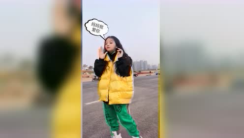 童模焱娃娃站在路边,就开始大吼大叫,吃奶得劲都快使出来了