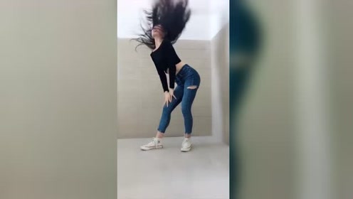美不美我说了算,楼道跳舞的女孩回来了,这次是魔性扭胯舞!