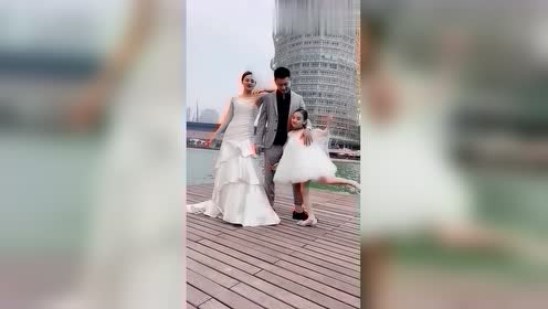 身穿婚纱的焱娃娃,身后的小情侣都嫉妒了,满屏幕的柠檬!