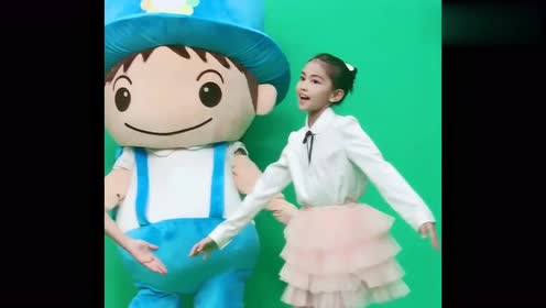 宋小睿录制节目,看她跳舞的样子太可爱了,网友:很喜欢她的