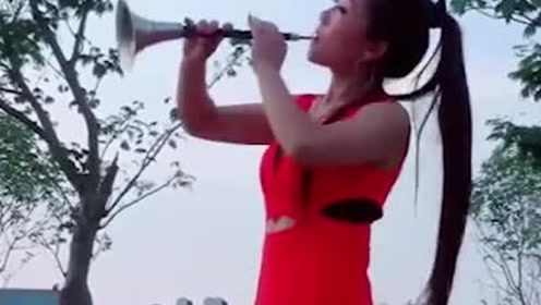 美女唢呐演奏《永远是朋友》,吹的有滋有味,精彩好听