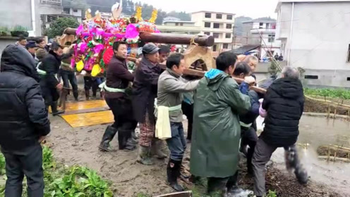 实拍湖南民间土葬习俗,八仙抬棺材走崎岖山路不能落地,见棺发财!