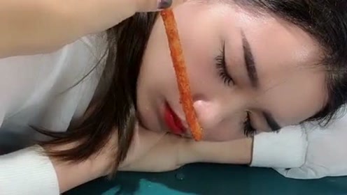 美女可真会玩,她居然拿一根辣条,去诱惑一个睡觉的小姐姐流口水!