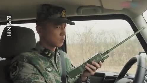 新兵出任务却拿对讲机点菜,班长听了察觉不对,火速带部队救人